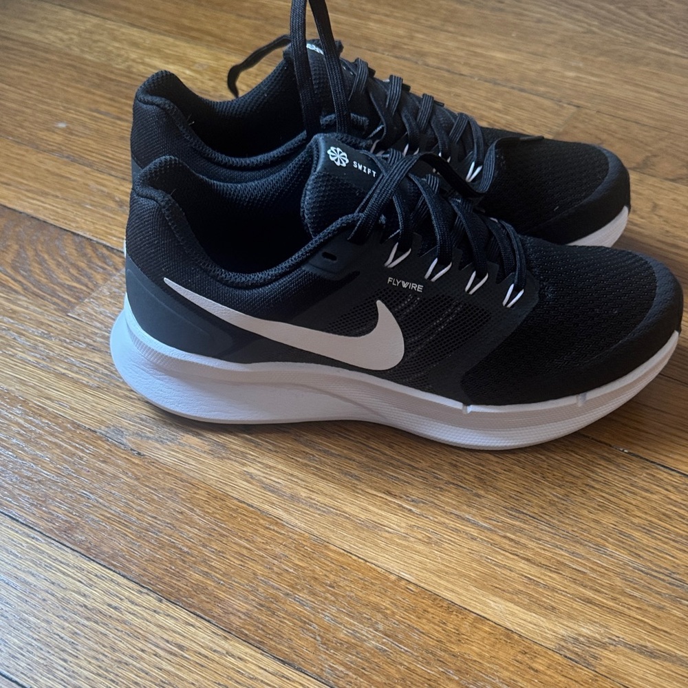 Nike Run Swift 3 women’s Black and White Athletic Sneakers NWT - Picture 4 of 8